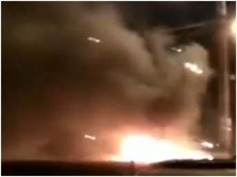 В Киеве на Подольском спуске ночью сгорел автомобиль. Появилось видео