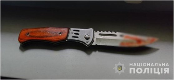 У Дніпрі чоловік вдарив містянина ножем. Триває розслідування