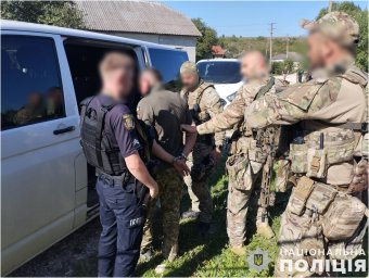 У селі Доброводи чоловік, вдягнутий у військову форму, стріляв по людях. Е загиблі та поранені