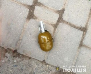В Черновцах у мужчины изъяли гранату. Появилось видео