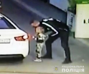 В Борисполе мужчина похитил маленького ребенка. Появилось видео