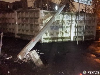 Нетвереза жителька села Зоря на авто врізалася в бетонну опору та звалила її