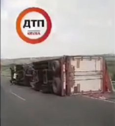 На Одесской трассе опрокинулся грузовик с двумя прицепами