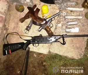 В Кировоградской области у мужчины изъяли оружие и взрывчатку