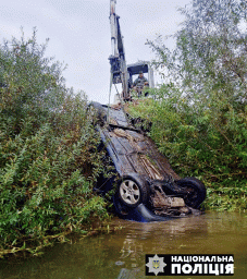 В Ровенской области автомобиль сорвался с моста