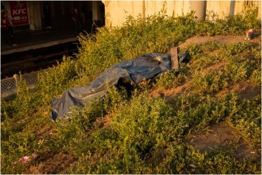 В Киеве рядом с метро «Черниговская» обнаружили тело мужчины без обуви. Появилось видео