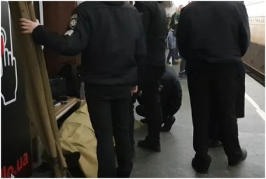 В Киеве на станции метро «Театральная» внезапно скончался мужчина. Появилось видео