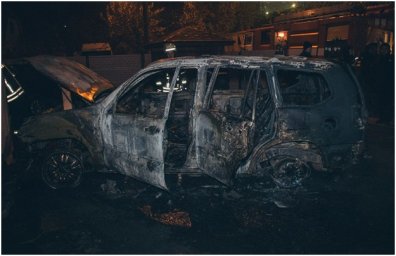 В Киеве неизвестный поджег автомобиль Prado