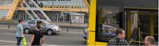 В Киеве мужчина открыл стрельбу в троллейбусе