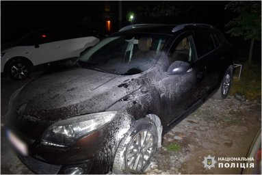 У Харкові чоловік із ревнощів підпалив чуже авто