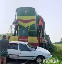 Во Львовской области столкнулись поезд и автомобиль. Появилось видео