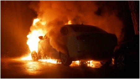 В Киеве сгорел автомобиль с дипномерами РФ. Появилось видео