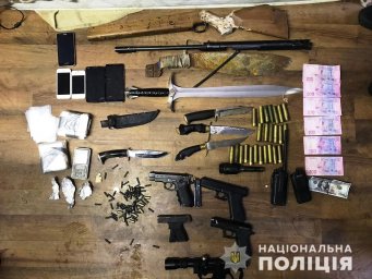 В Киевской области у мужчины изъяли оружие и наркотики