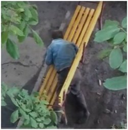 В Харькове жители дома снимали на видео, как несколько часов умирал пьяный мужчина