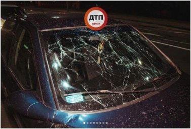 В Киеве пьяные водитель и пассажиры Opel устроили драку с полицией