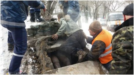 В Одессе мужчина упал в шахту теплотрассы