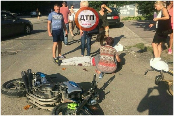 В Боярке несовершеннолетний мотоциклист без шлема столкнулся с автомобилем