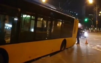 В Киеве троллейбус съехал с дороги и врезался в дерево. Появилось видео
