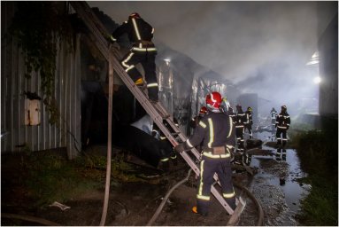 В Киеве в промзоне горели  склады. Появилось видео
