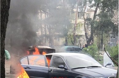 В Киеве на улице Краковской горел автомобиль. Появилось видео