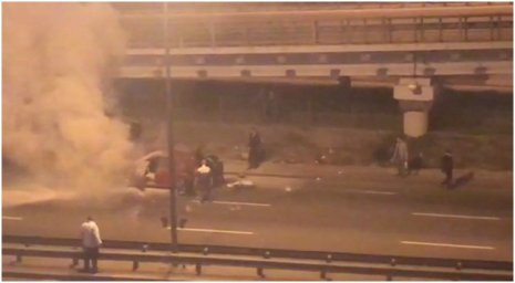В Киеве в ночное время загорелся автомобиль. Появилось видео