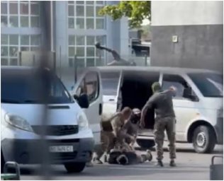 В Мукачеві чоловік вдарив співробітника ТЦК пляшкою по голові