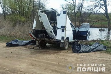 В Черкасской области автомобиль сорвался в водоем
