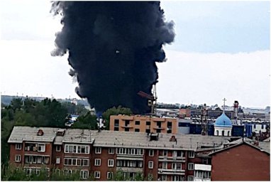 В Иркутске горит военный завод. Жителей предупредили о токсичных выбросах. Видео, фото