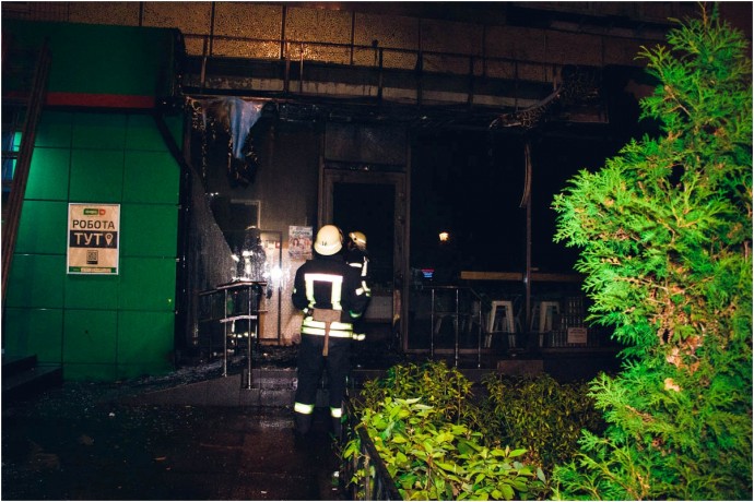 Ночью в Киеве поджигатели устроили пожар в нескольких магазинах