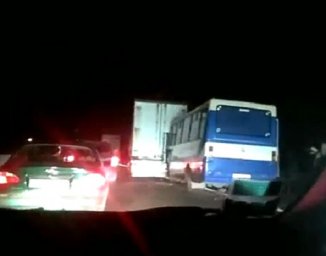 Под Киевом столкнулись маршрутный автобус и грузовик. Появилось видео