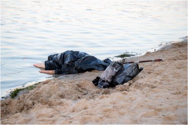 В Киеве женщине на пляже Приречный, когда она находилась в воде стало плохо. Появилось видео