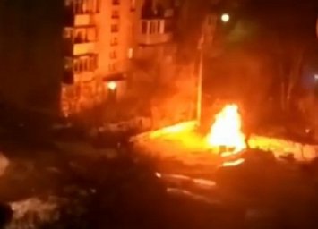В Киеве в ночное время сгорел автомобиль. Появилось видео