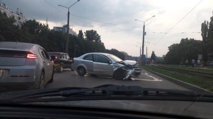 В Харькове столкнулись 2 легковых автомобиля