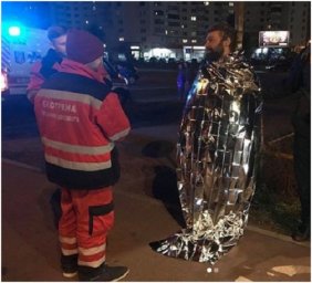 В Киеве почти голый мужчина пытался броситься под машину
