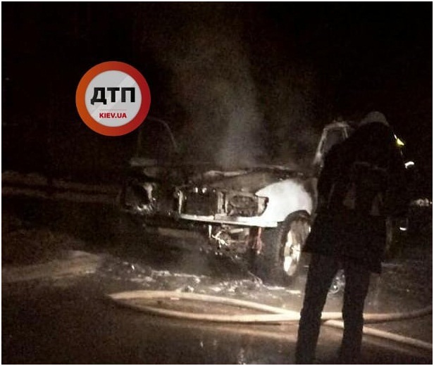 В Киеве сгорел Toyota Lend kruzer жены депутата