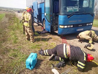 В Донецкой области водителя придавило автобусом