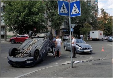 В Киеве на Подоле произошло ДТП с опрокидыванием