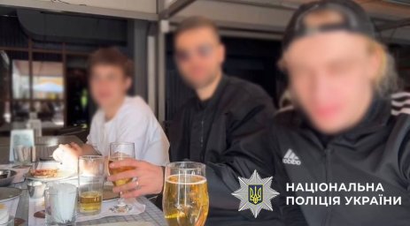 У Києві нетверезі «блогери» у прямому ефірі хизувались незареєстрованої зброєю. З'явилося відео