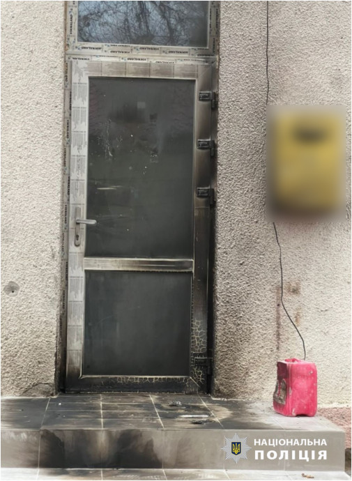 В Одеському районі 25-річний молодик на замовлення підпалив поштове відділення. З’явилося відео