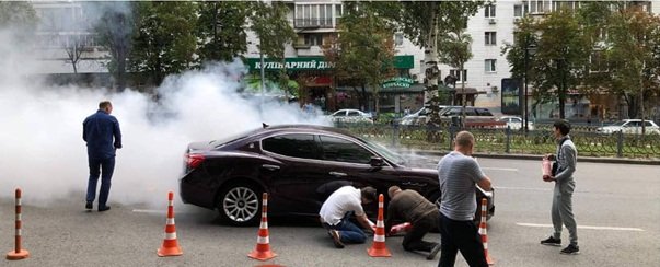 В Киеве на бульваре Леси Украинки загорелся Maserati. Появилось видео