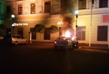 Появилось видео ночного поджога автомобиля в Одессе