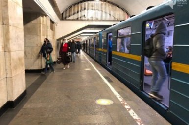 В Киеве мужчина бросился под поезд метро