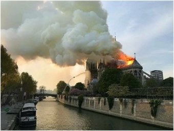 В Париже горит собор Нотр-Дам де Пари. Обвалился шпиль. Появилось видео