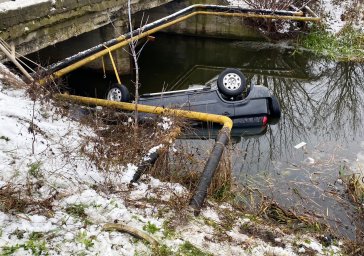 В Волынской области автомобиль сорвался в реку