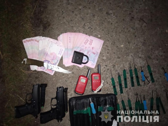 В Киевской области двое юношей похитили сейф с деньгами. Появилось видео