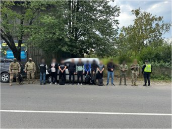 На кордоні з Румунією затримано групу порушників на двух авто. З’явилося відео