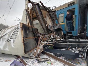В Харьковской области фура врезалась в поезд
