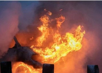 Рано утром в Киеве полностью сгорел автомобиль