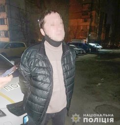 В Киеве мужчина ограбил женщину и пытался убить знакомого