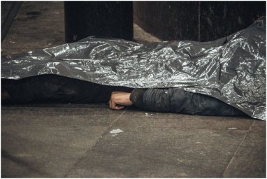 В Киеве у входа на железнодорожный вокзал внезапно умер мужчина